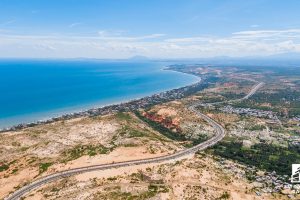 La Gi có vị trí trung tâm của cung đường biển đẹp và lớn bậc nhất Việt Nam