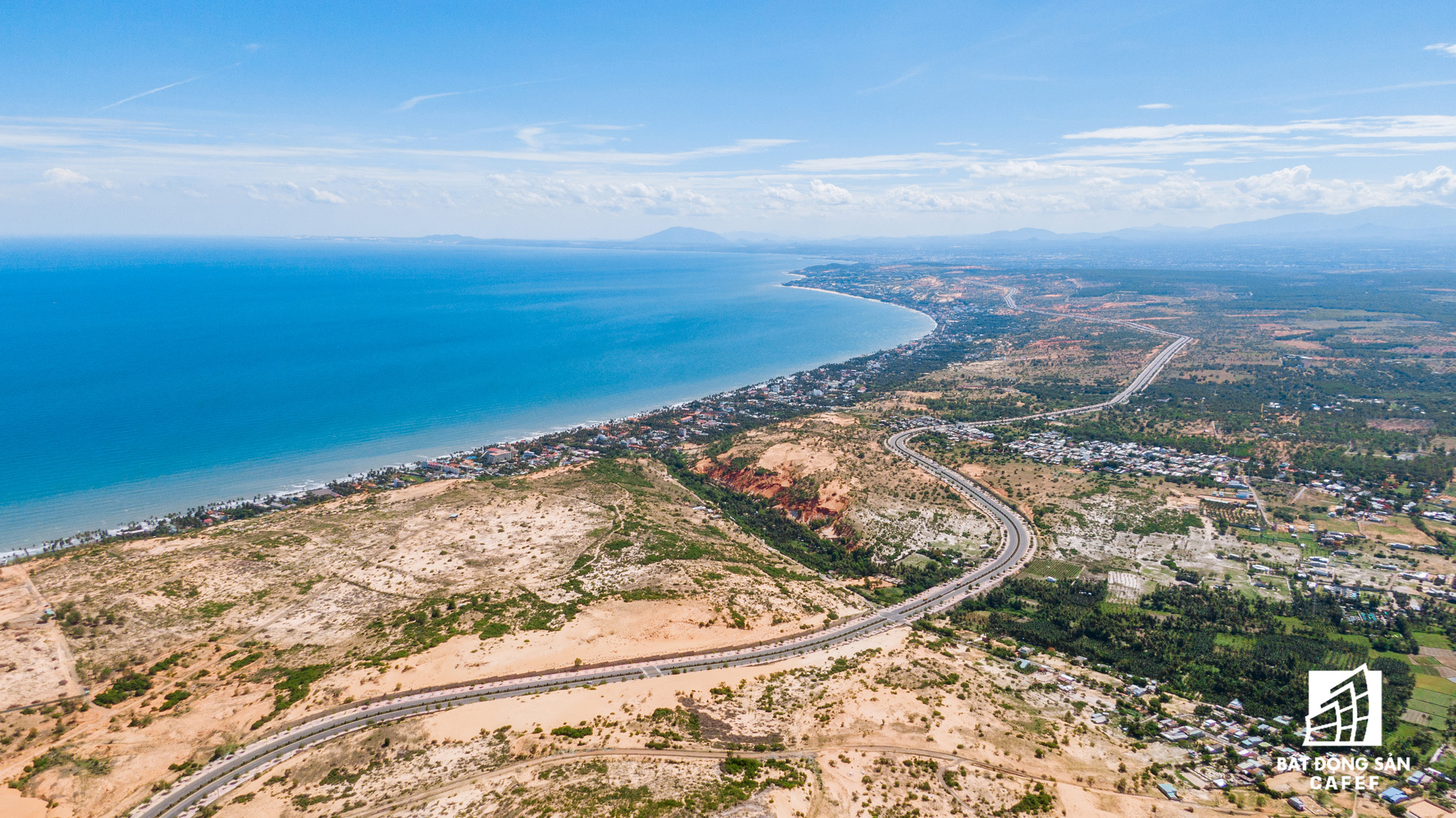 La Gi có vị trí trung tâm của cung đường biển đẹp và lớn bậc nhất Việt Nam