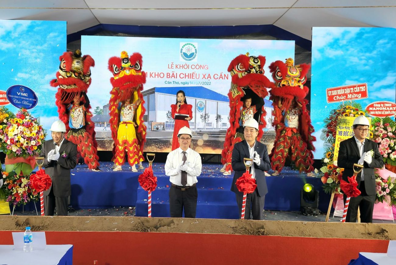 Lãnh đạo TP Cần thơ, doanh nghiệp thực hiện nghi thức lễ khởi công.