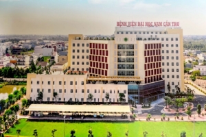 Bệnh viện Đại học Nam Cần Thơ có vị trí tại khu dân cư Hồng Loan, phường Hưng Thạnh, quận Cái Răng.