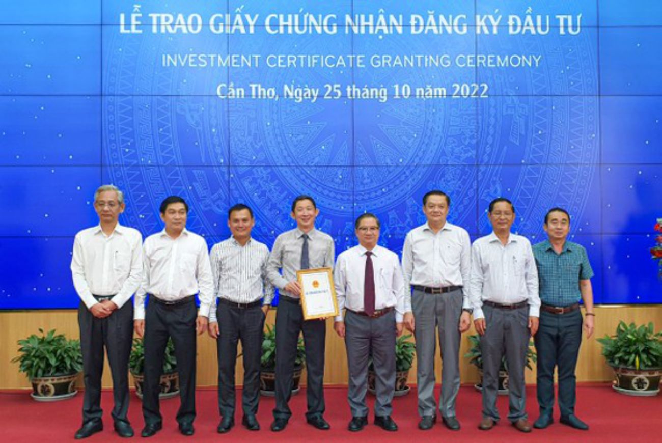 Lãnh TP Cần Thơ trao Giấy chứng nhận đầu tư Dự án đầu tư xây dựng và kinh doanh kết cấu hạ tầng Khu công nghiệp Vĩnh Thạnh (giai đoạn 1) cho các nhà đầu tư.