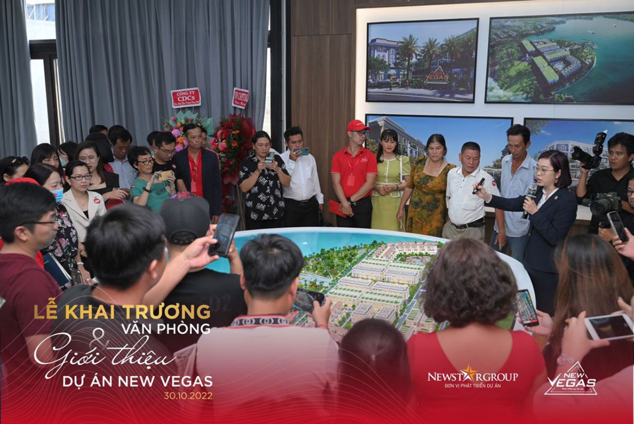 Đại diện đơn vị tư vấn phát triển dự án NewstarHomes thuyết minh tại sa bàn.